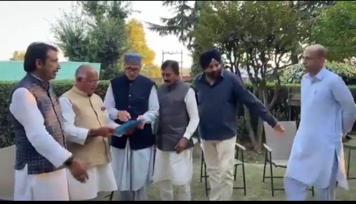 Tariq Karra hands over Letter of Support to Omar Abdullah in presence of Shammi Oberoi, Nasir Wani, GA Mir , Bharatsingh Solanki ; Omar to seek date of 14th Oct for Swearing in Ceremony