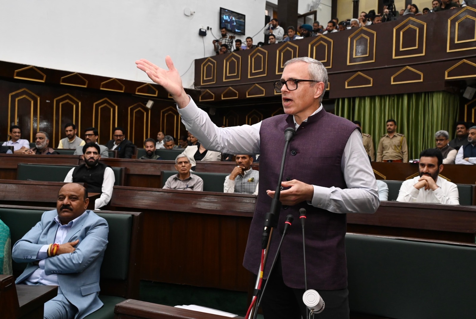 CM J&K grants power amnesty to domestic consumers; enhances CDF to 4 Cr for MLAs ; compares  approach with Fast/Spin bowling 