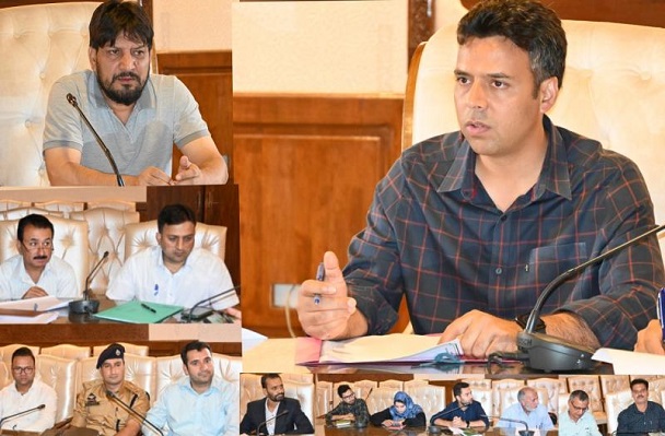 DC Kulgam chairs meeting of officers for resolving PM Package employee issues