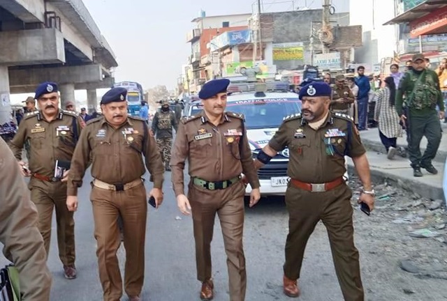 IGP Traffic assesses Traffic Scenario; directs to maintain a constant flow of traffic