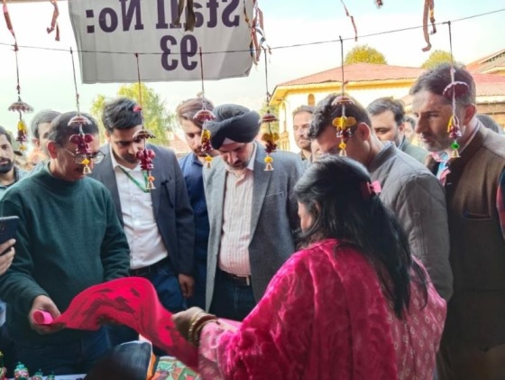 Comm Secy I&C inaugurates 10 days Exhibition cum sale of Handicrafts at Kashmir Haat 