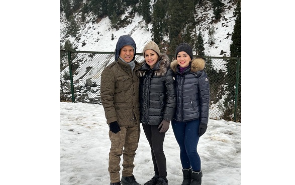 Sachin Tendulkar enjoys snow-covered Kashmir with family