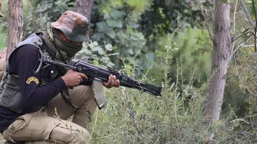 Encounter underway in Poonch district ; 3 Lashkar Terrorists trapped ; Top J&K Police Officers on the encounter site