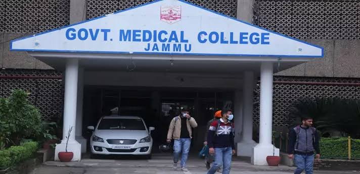 Other GMCs/Distt Hospitals referring  large number of cases to GMC Jammu?