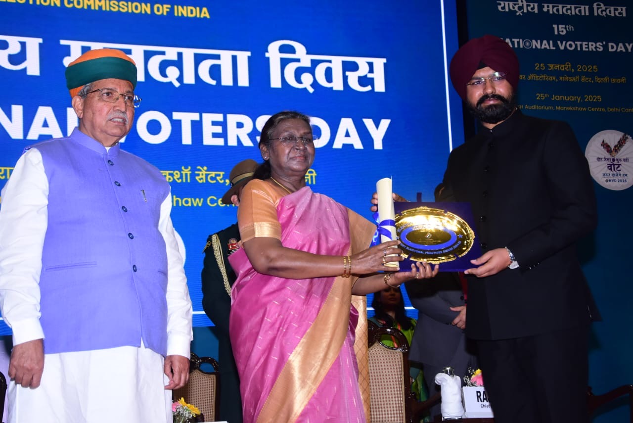 DC Doda Harvinder Singh receives Award from President of India