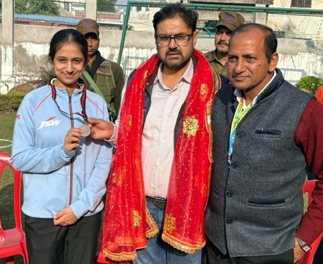 Satish Sharma meets Fencer Chhavi Sharma; assures full government support in her endeavours