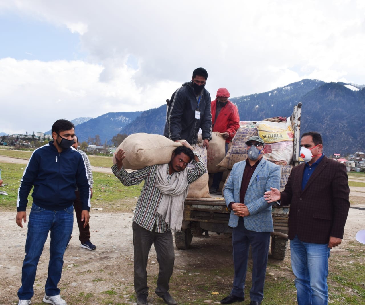 Kishtwar Administration Distributes Free Ration To Stranded Workers