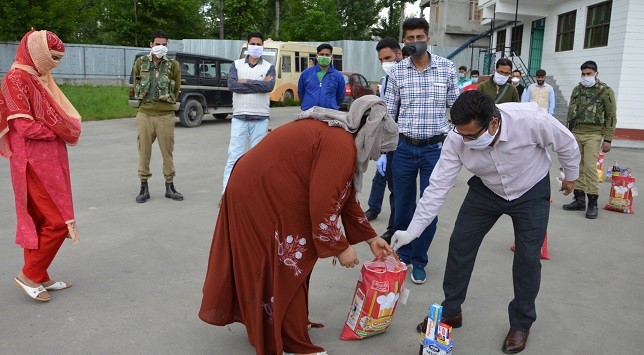  DC Budgam distributes food kits among needy at Ompora