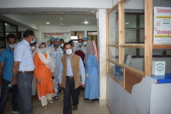 DC Baramulla inspects Several Clinics, Nursing Homes in Sopore, reviews implementation of SOPs