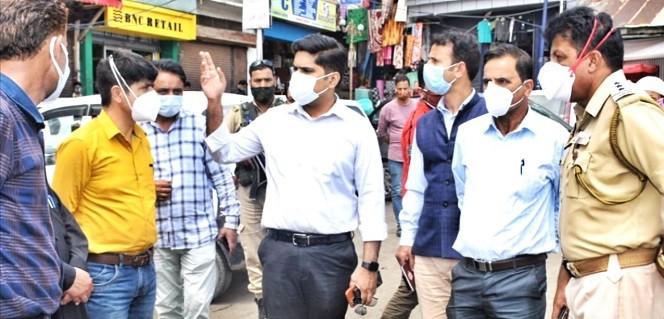 DC tours Bandipora town; reviews Covid SOPs implementation