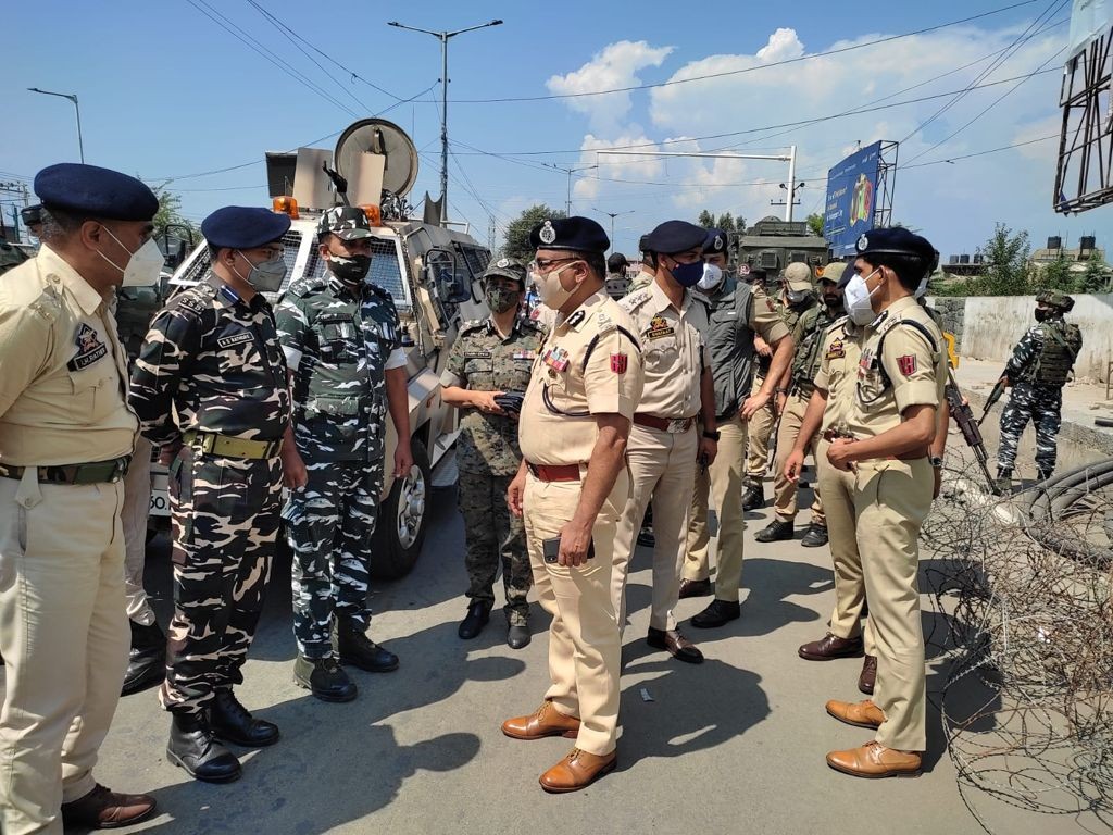 DGP J&K Dilbag Singh tours Srinagar City; thanks People