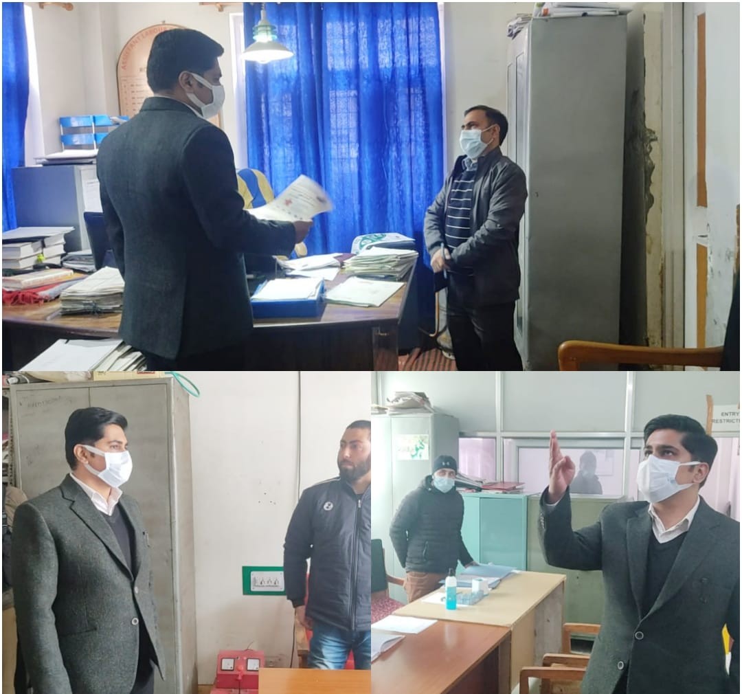  DC Bandipora conducts surprise check of various Offices